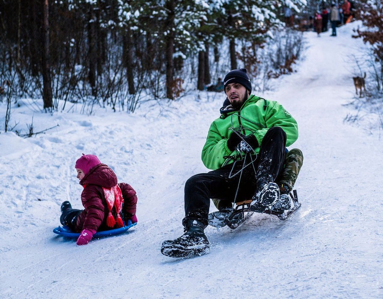 Um aventureiro verificando sua jaqueta de inverno antes de partir para зимняя рыбалка